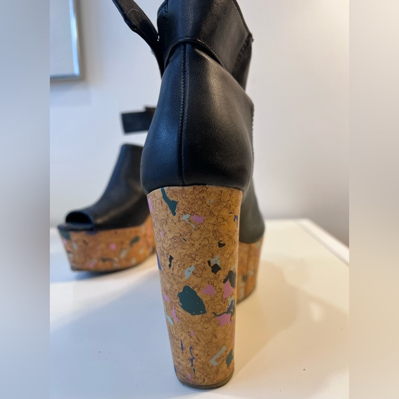 Black sandal platform, fun cork pattern wedge SIZE 8 - Picture 3 of 6